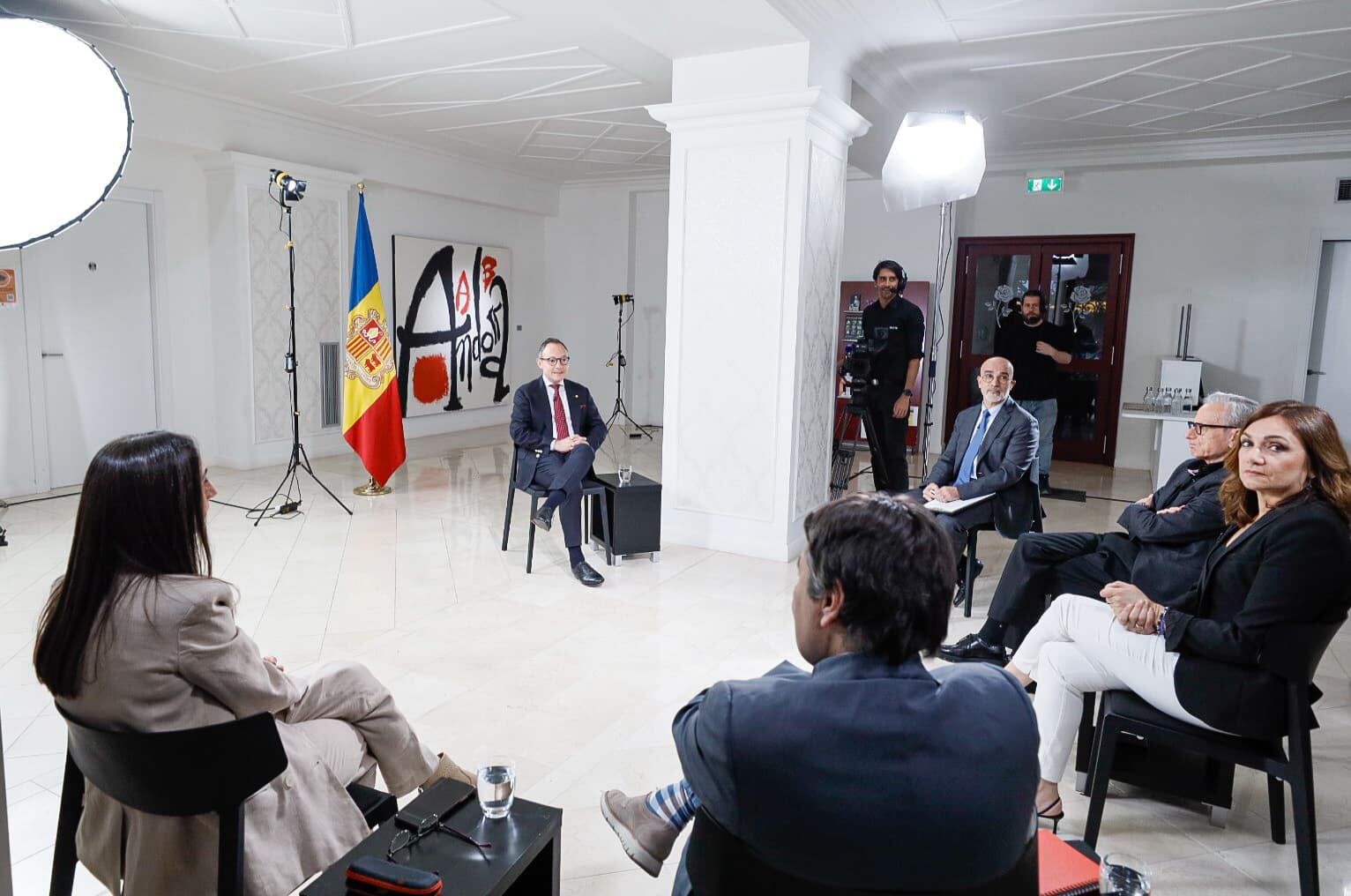 Xavier Espot amb els directors dels mitjans de comunicació durant l'entrevista a RTVA