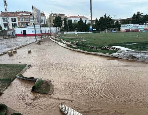 Així va quedar el camp de futbol de Sant Martí després de la DANA de mitjans d'agost.