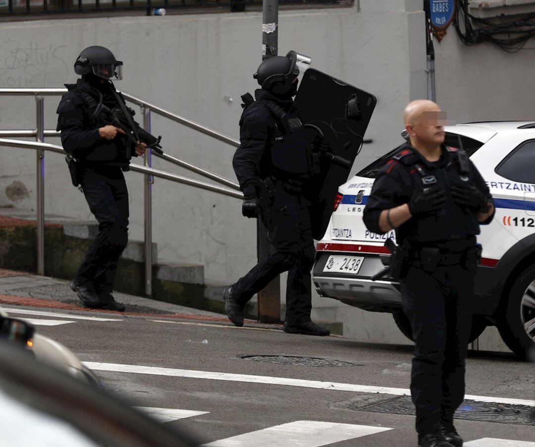 Miembros de intervención de la Ertzaintza, en el lugar de los hechos, tras detener a los dos presuntos autores del tiroteo a un hombre este jueves y refugiarse en un piso cercano al lugar de los hechos en la calle Bruno Mauricio Zabala, ubicada en la zona de Bilbao La Vieja, de la capital vizcaína