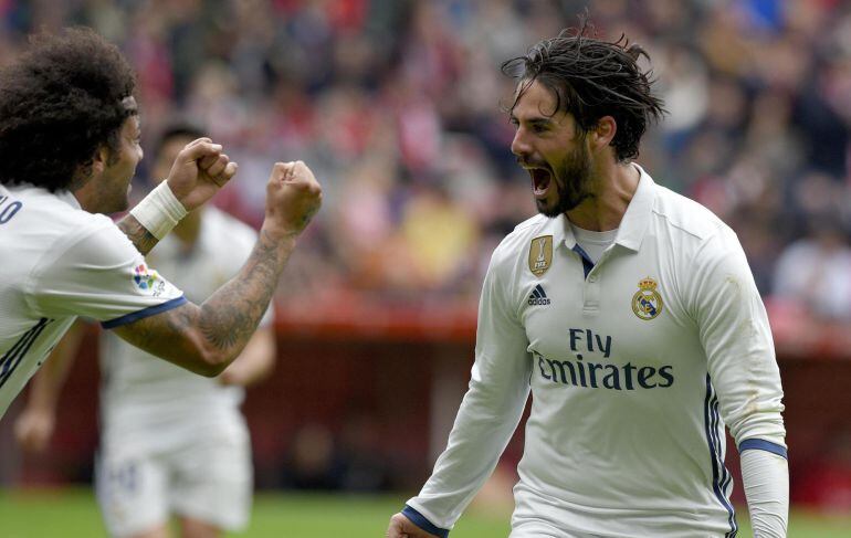 Isco, durante el partido en Gijón