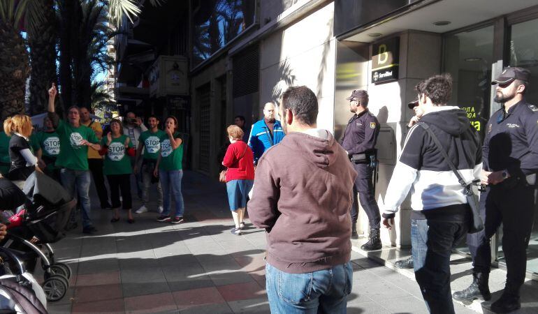 Miembros de Stop Desahucios protestan a las puertas de Bankia, en Alfonso el Sabio