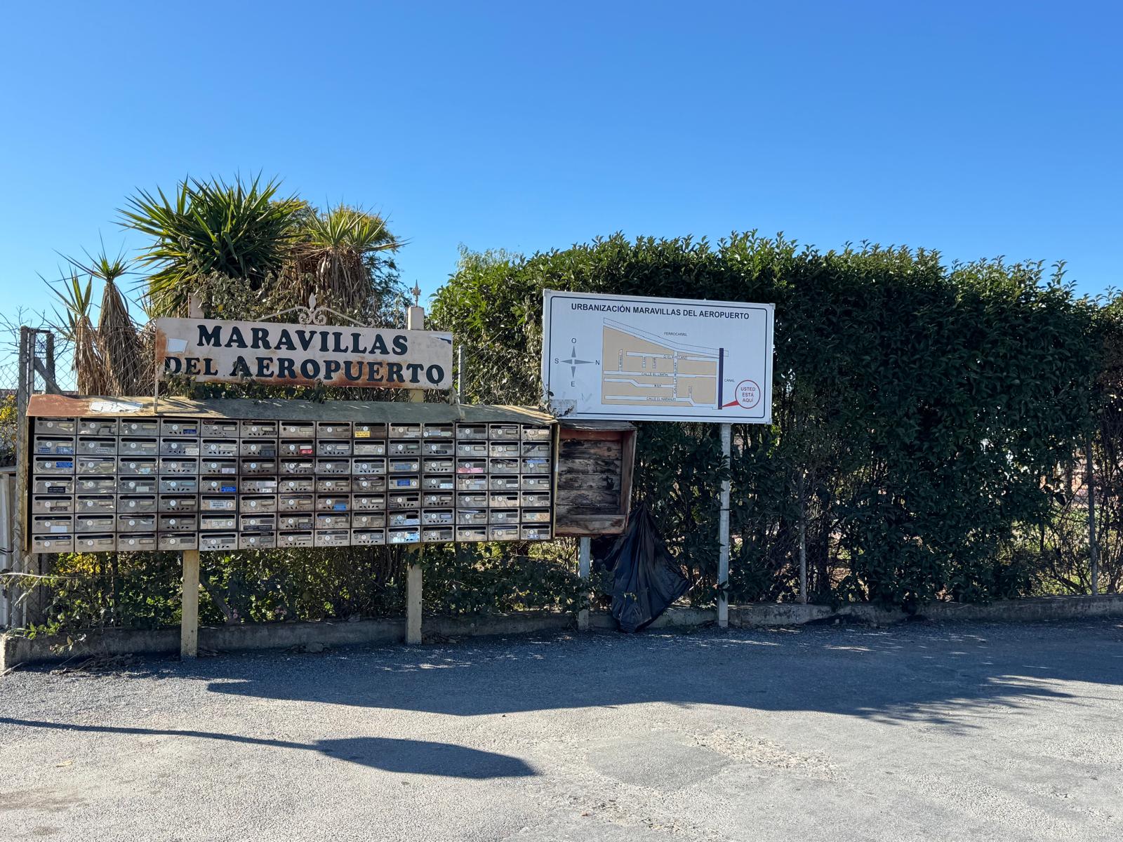 Entrada a la urbanización Maravillas del Aeropuerto