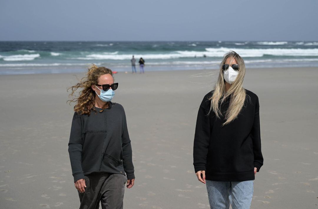 Dos mujeres llevan mascarilla en la Playa das Salseiras, a 3 de abril de 2021, en el municipio de A Laracha, A Coruña, Galicia (España). Desde el pasado miércoles es obligatorio el uso de mascarillas en cualquier espacio público, independiente.