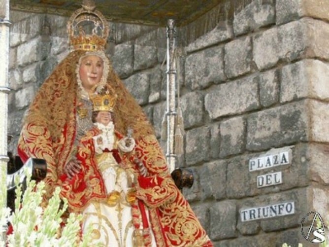 La patrona de Sevilla, la Virgen de los Reyes, durante la procesión de ayer.