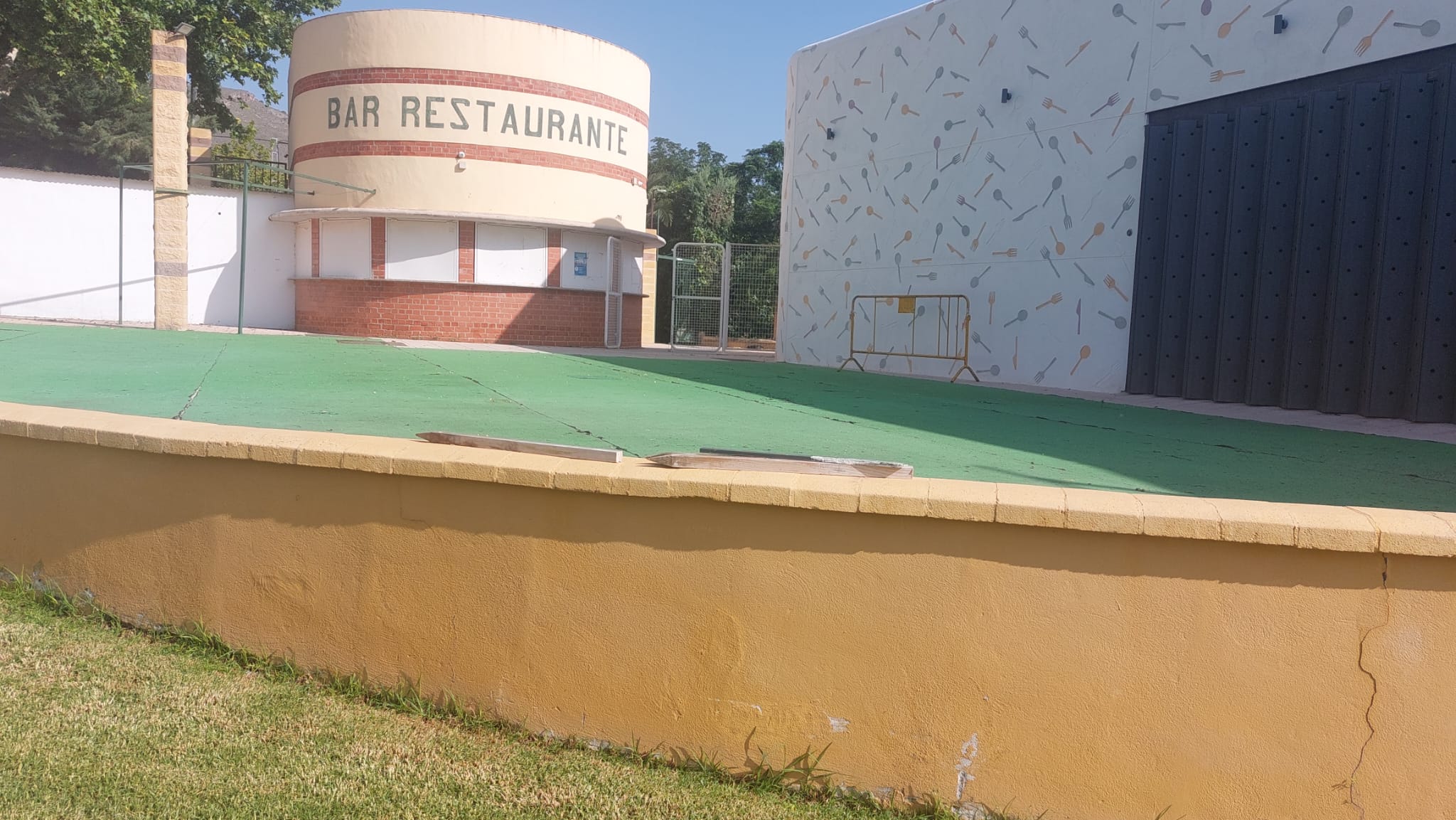 Terraza del restaurante  de la piscina que no se pondrá en servicio esta temporada de baño