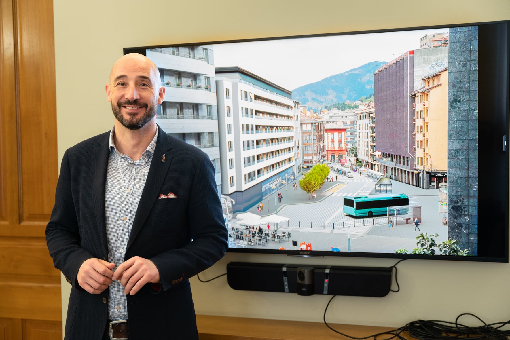 Jon Iraola, alcalde de Eibar, junto a la imagen de lo que será la nueva estación de Egogain