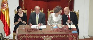 Los reyes Juan Carlos y Sofía, junto a la ministra de Cultura, Ángeles González-Sinde, y el director de la Real Academia de la Historia, Gonzalo Anes, durante el acto de presentación del gran Diccionario Biográfico Español