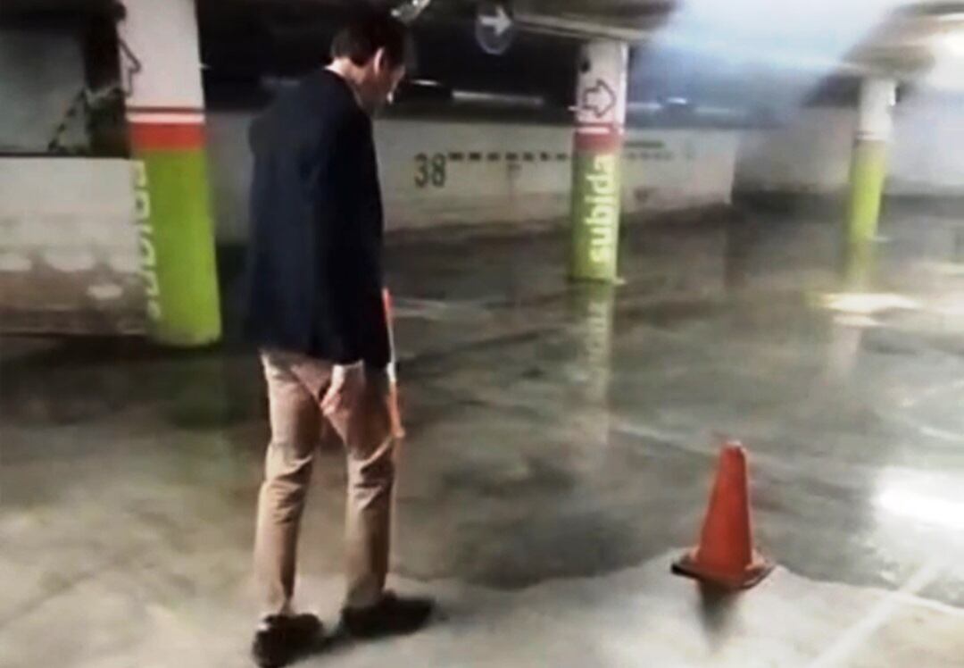 El portavoz del PP, Marcos Sanchis, en el aparcamiento