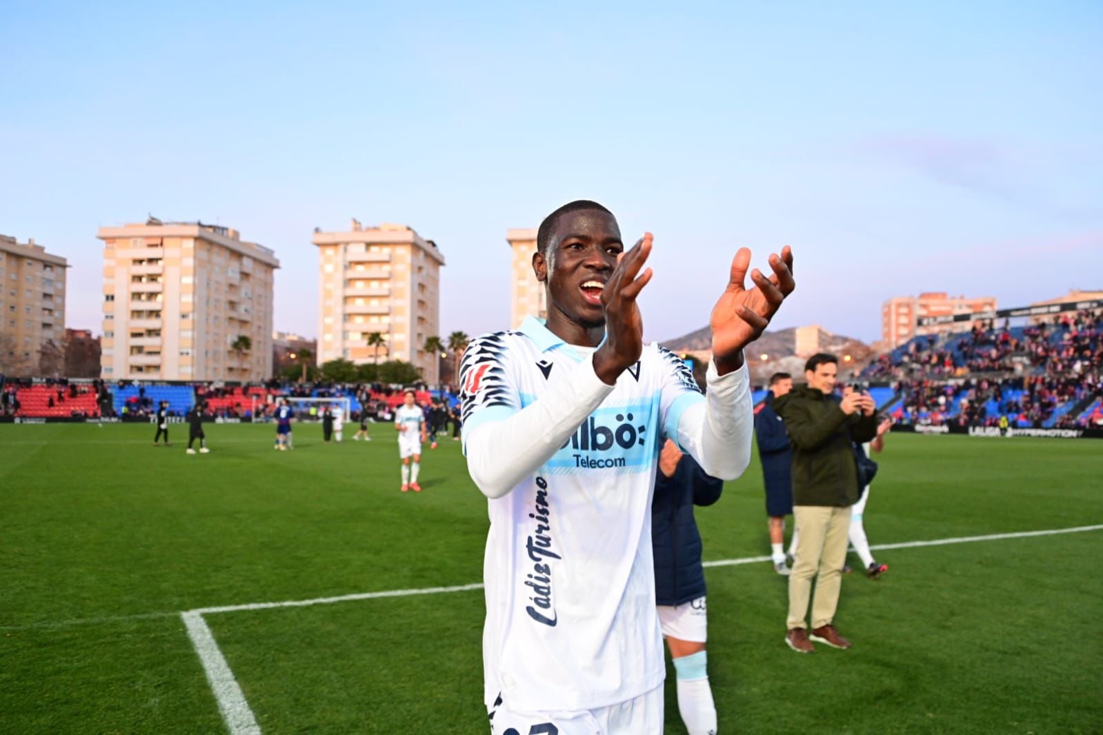 Moussa Diakité celebrando la victoria en Elda. Foto: Cádiz CF.