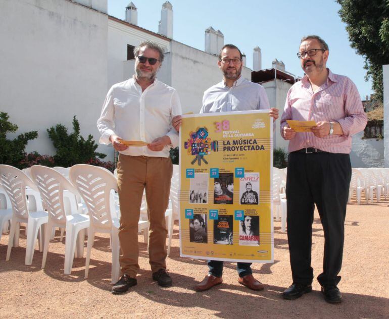 David Luque, con Ramón López (izquierda) y Martín Cañuelo (derecha).