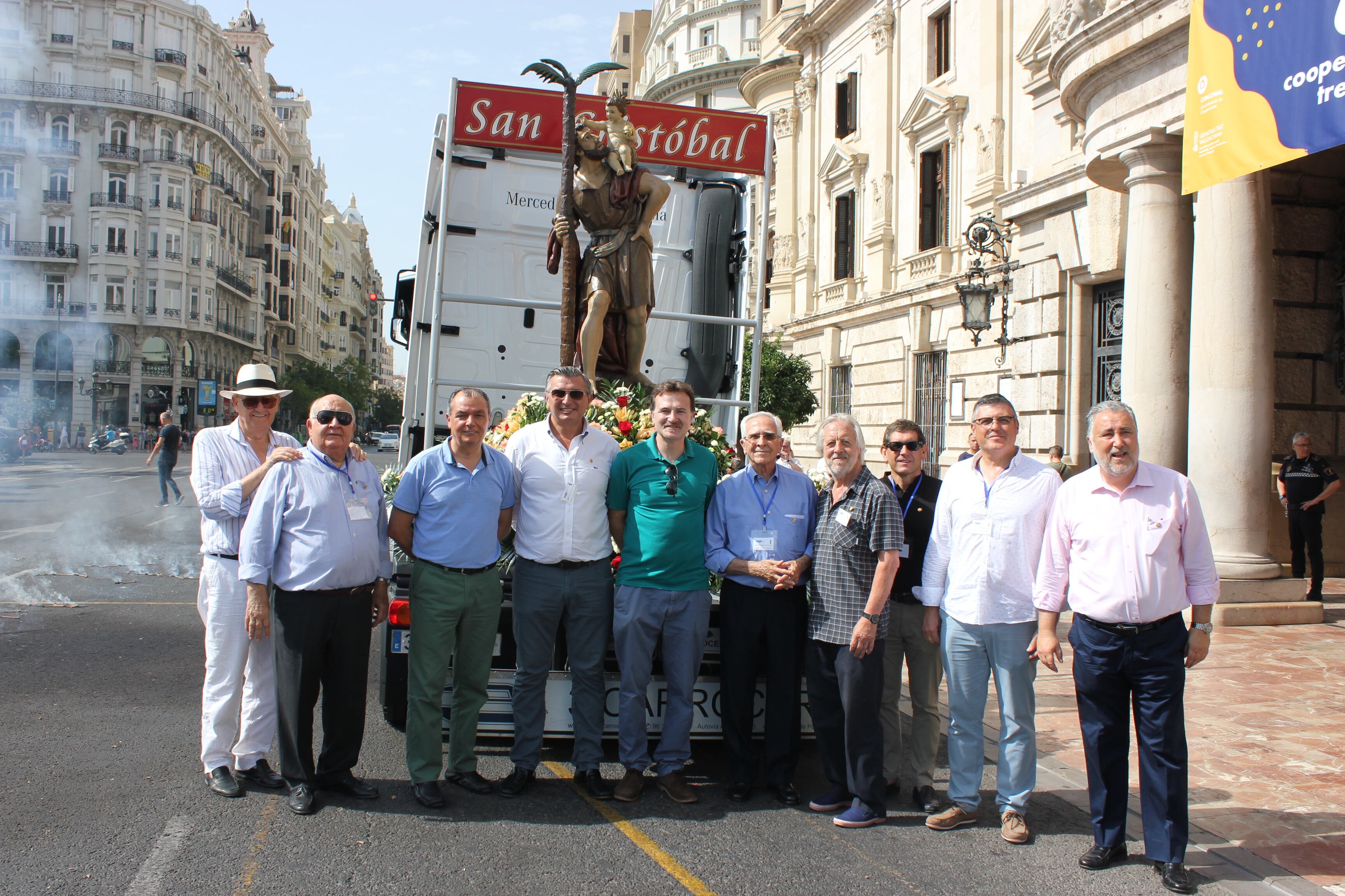 Carlos Prades, presidente de FVET, junto a otros miembros de la Junta Directiva de FVET y el concejal de urbanismo, Giuseppe Grezzi