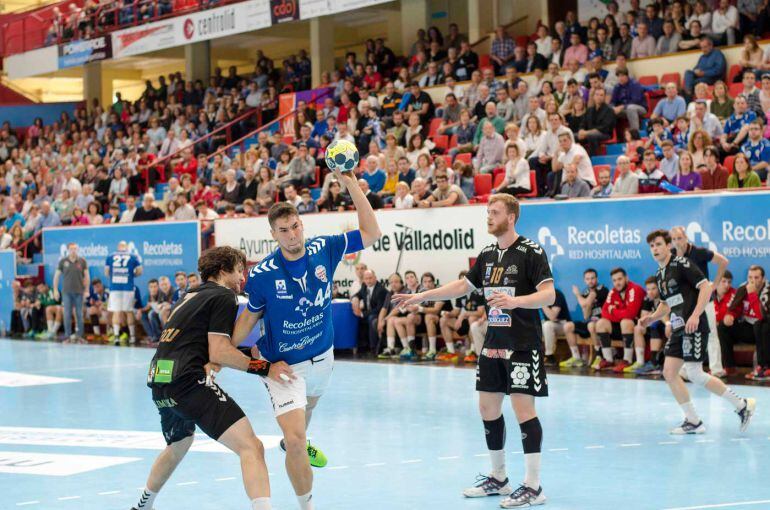 Carou y Piñeiro, en una acciónd e juego del último derbi en el Huerta del Rey