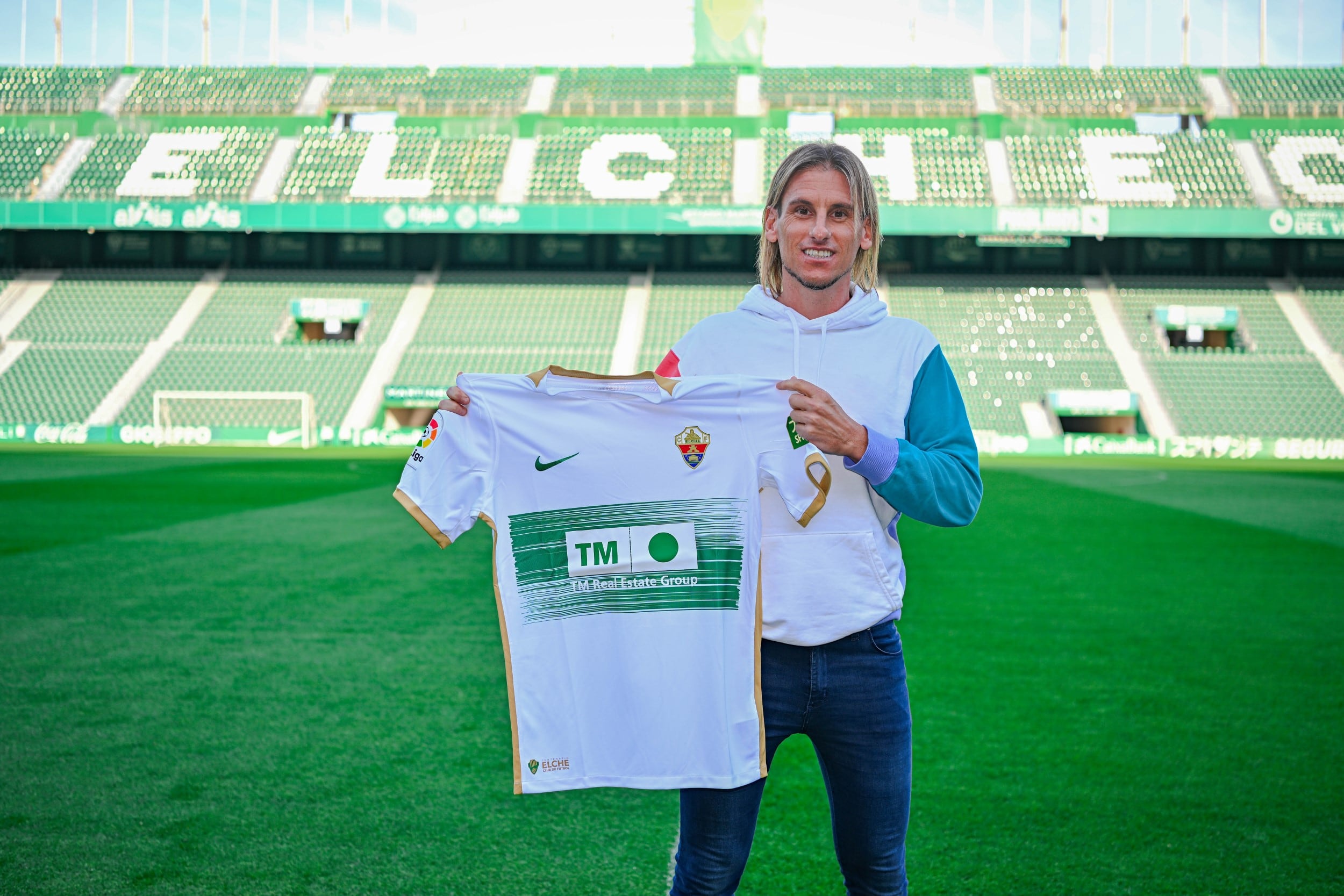 Beccacece posa con la franjiverde en el estadio Martínez Valero