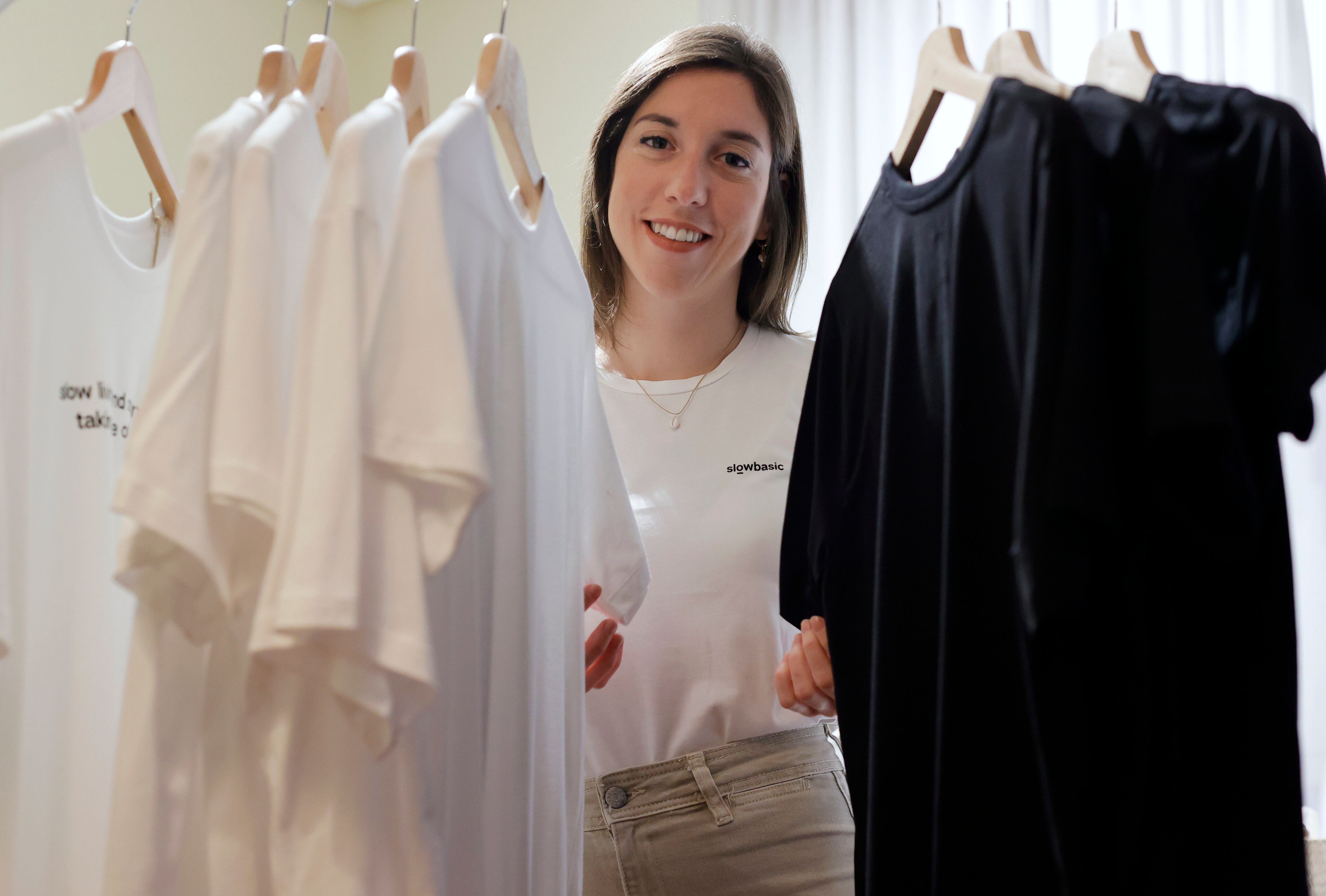 FERROL, 11/11/2022.- Slow Basic, de la que es fundadora la emprendedora María Deus, apuesta por afianzar la moda vegana, una corriente en aumento al fomentar el respeto por el medio. EFE/ Kiko Delgado