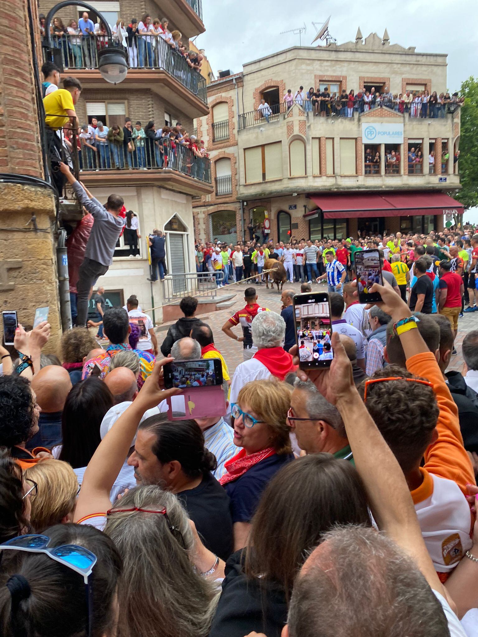 Uno de los momentos de la carrera del toro enmaromado 2023