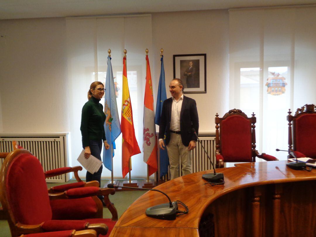 La alcaldesa, Raquel González, y el concejal Emilio Berzosa, en el salón de plenos remodelado