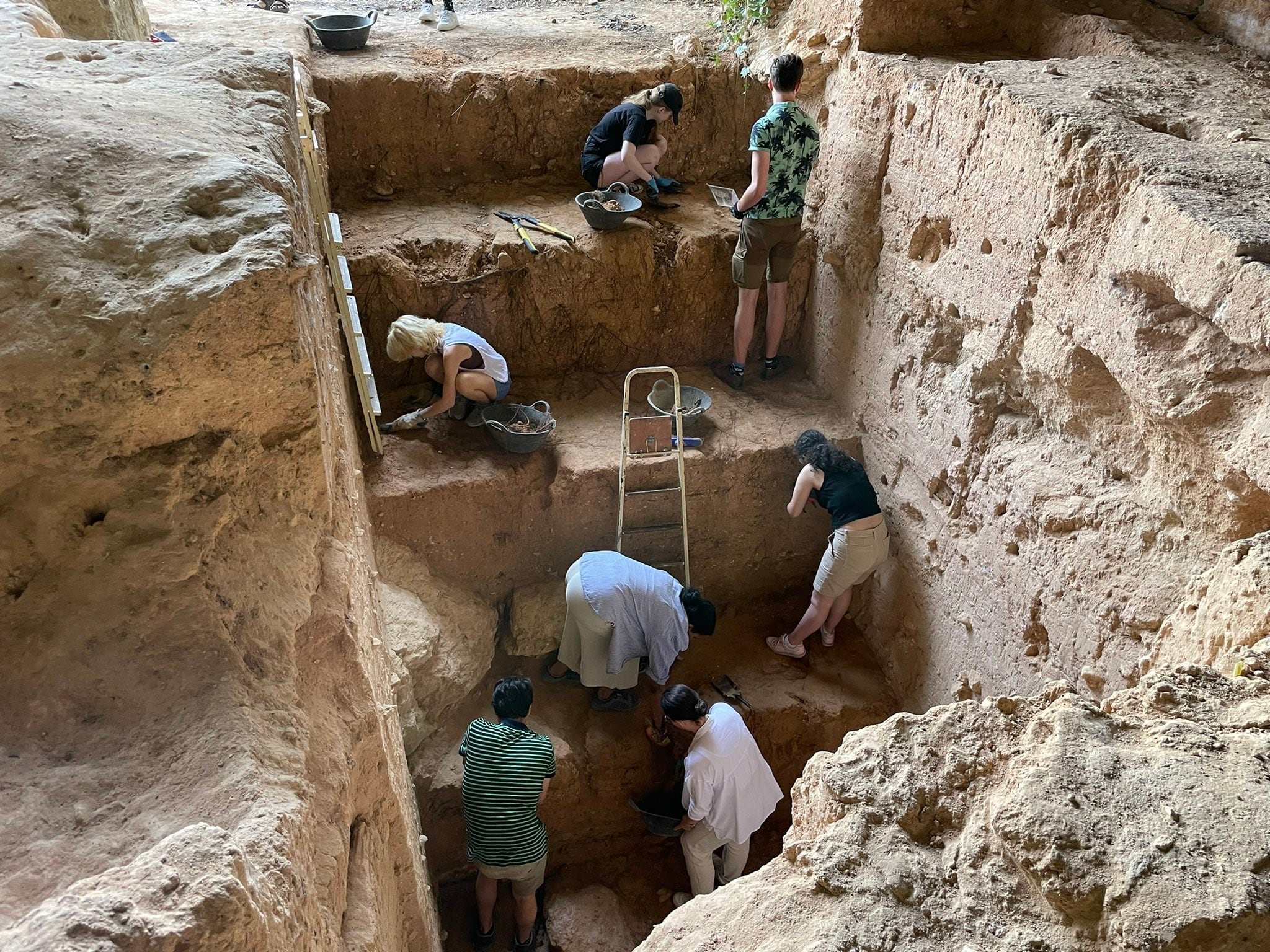 Profesores y alumnos en las labores de excavación de la Cueva Negra