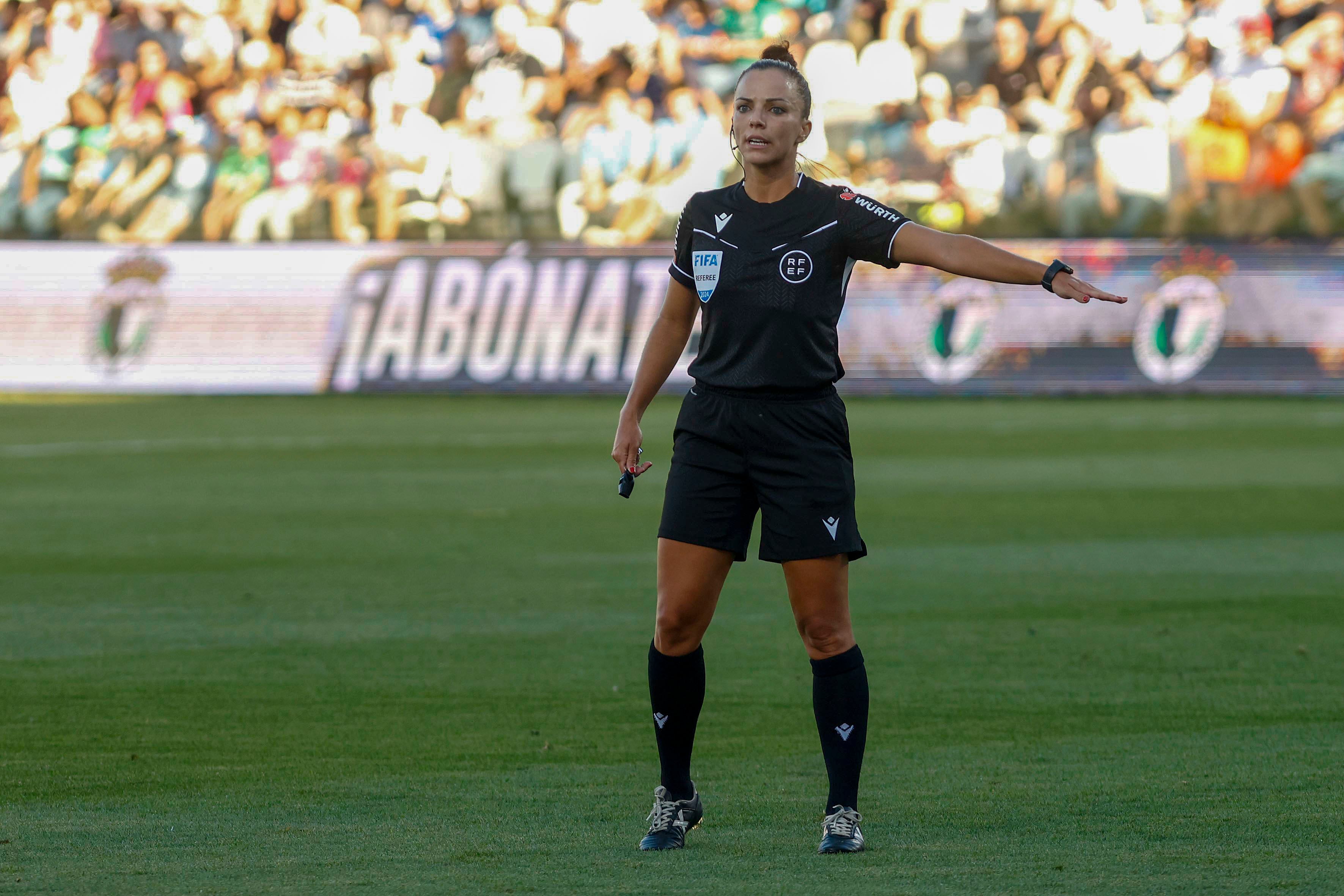 El partido de fútbol entre el Burgos CF y el FC Cartagena de la Liga Hypermotion fue arbitrado por Marta Huerta de Aza que se ha convertido en la primera mujer en dirigir, como árbitro principal, un partido de la Liga Hypermotion. EFE/Santi Otero