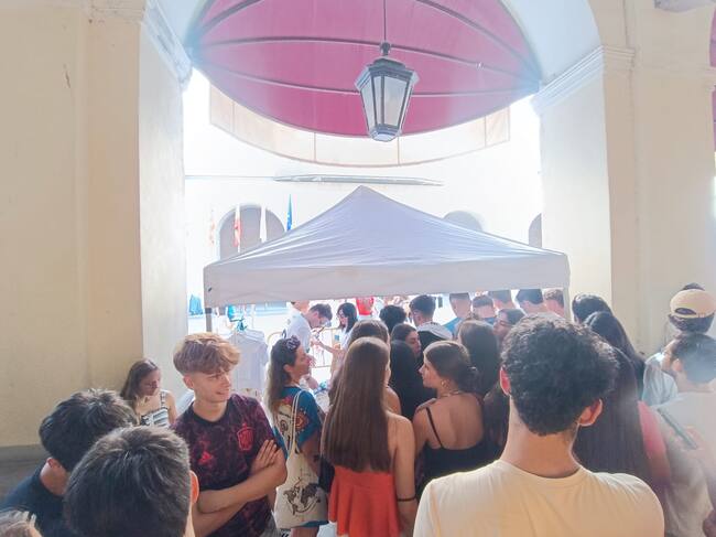 Largas filas de oscenses en las casetas de las Peñas