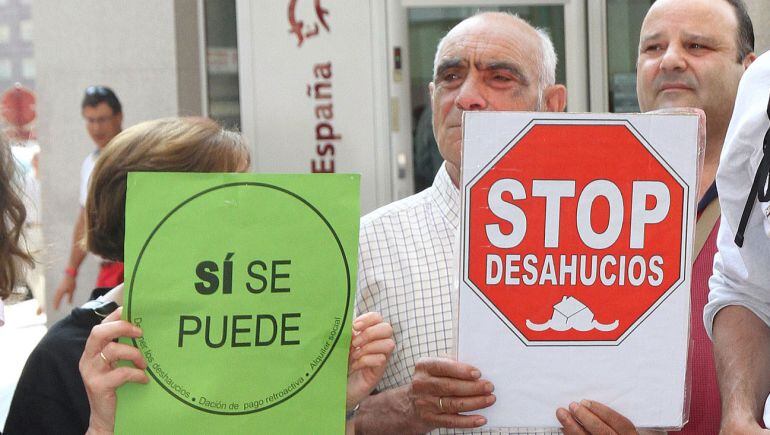 Una treintena de personas pertenecientes a la Plataforma Anti desahucios de Palencia, se concentra para exigir a Banco Ceiss la paralización de los desahucios, la condonación de la deuda y un alquiler social