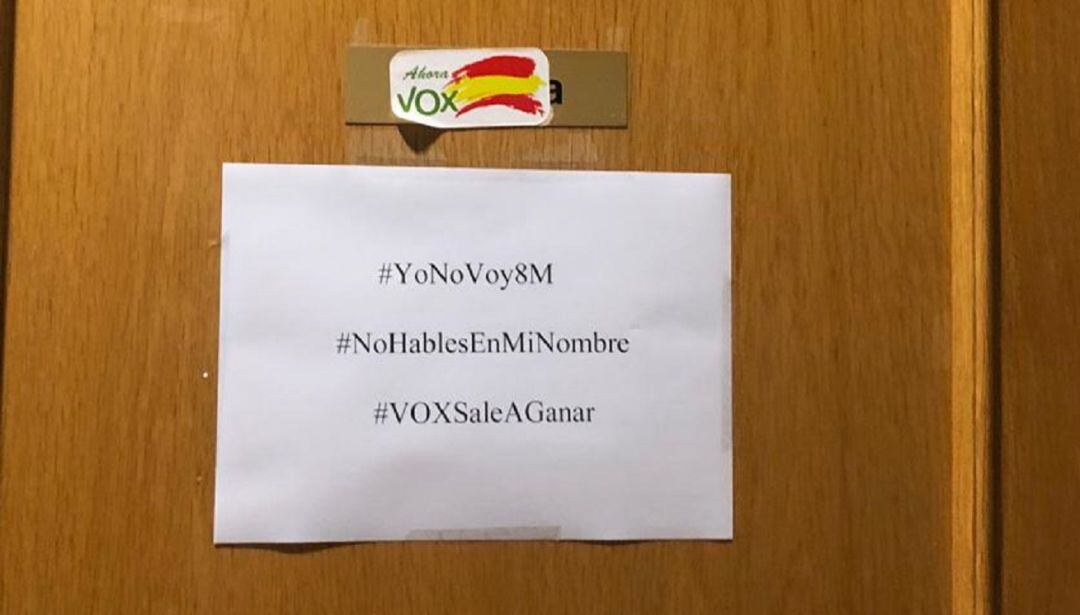 Cartel que se exhibía en el despacho de esta concejala no adscrita afín a VOX