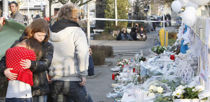 Los compañeros de los fallecidos dejan flores a la puerta del colegio Stekske en Lommel, Bélgica