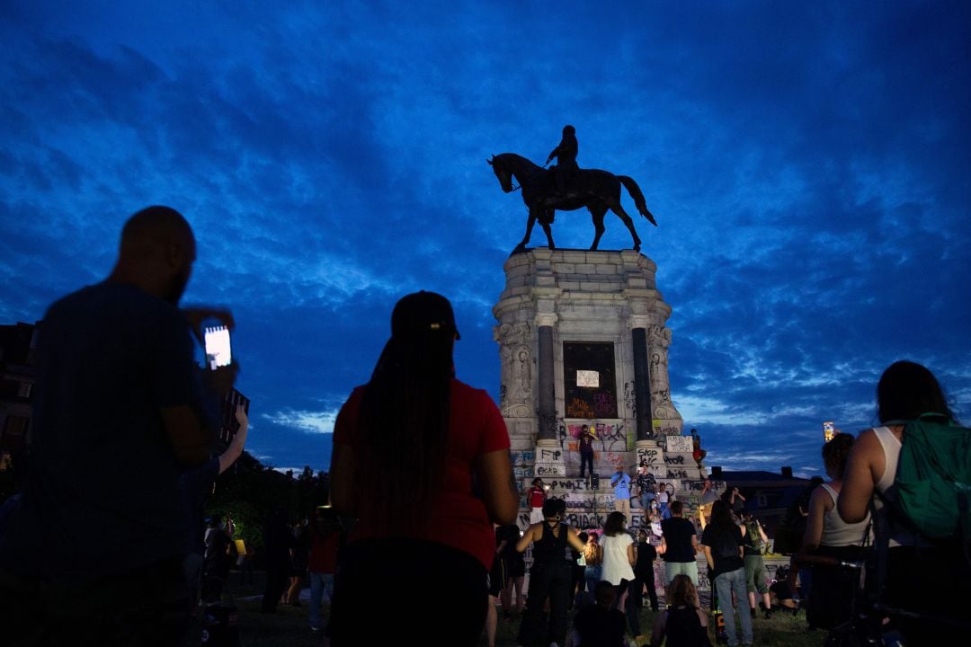 Manifestantes se reúne alrededor de la estatua de Robert E. Lee en Monument Avenue en Richmond