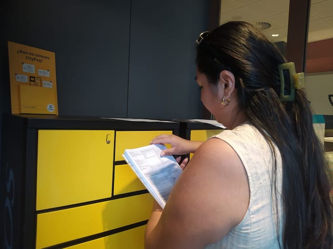 Una joven preparando la documentación para regularizar su situación en Lorca