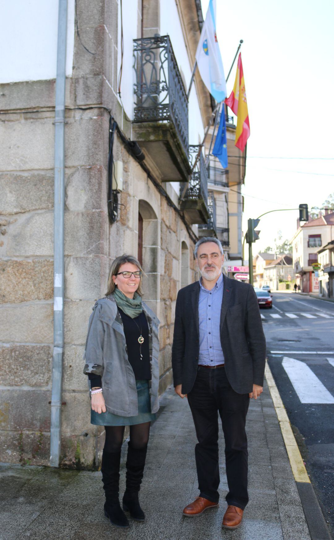 Cores Tourís con la alcaldesa de Moraña en una visita al Concello. 