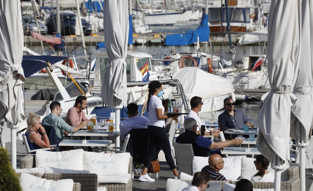 Turistas en la terraza de un bar en Palma.