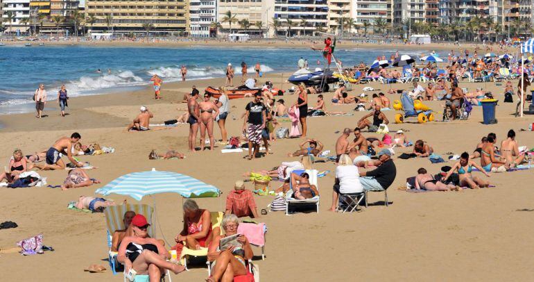 Turistas en la playa de Las Canteras.