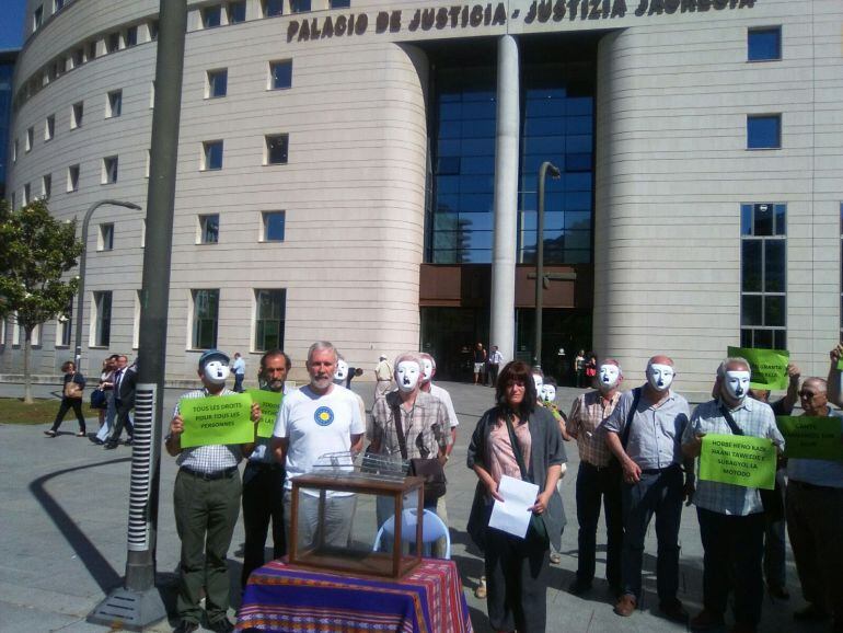 Los miembros de la plataforma se han colocado máscaras en señal de protesta por la imposibilidad de votar de este colectivo