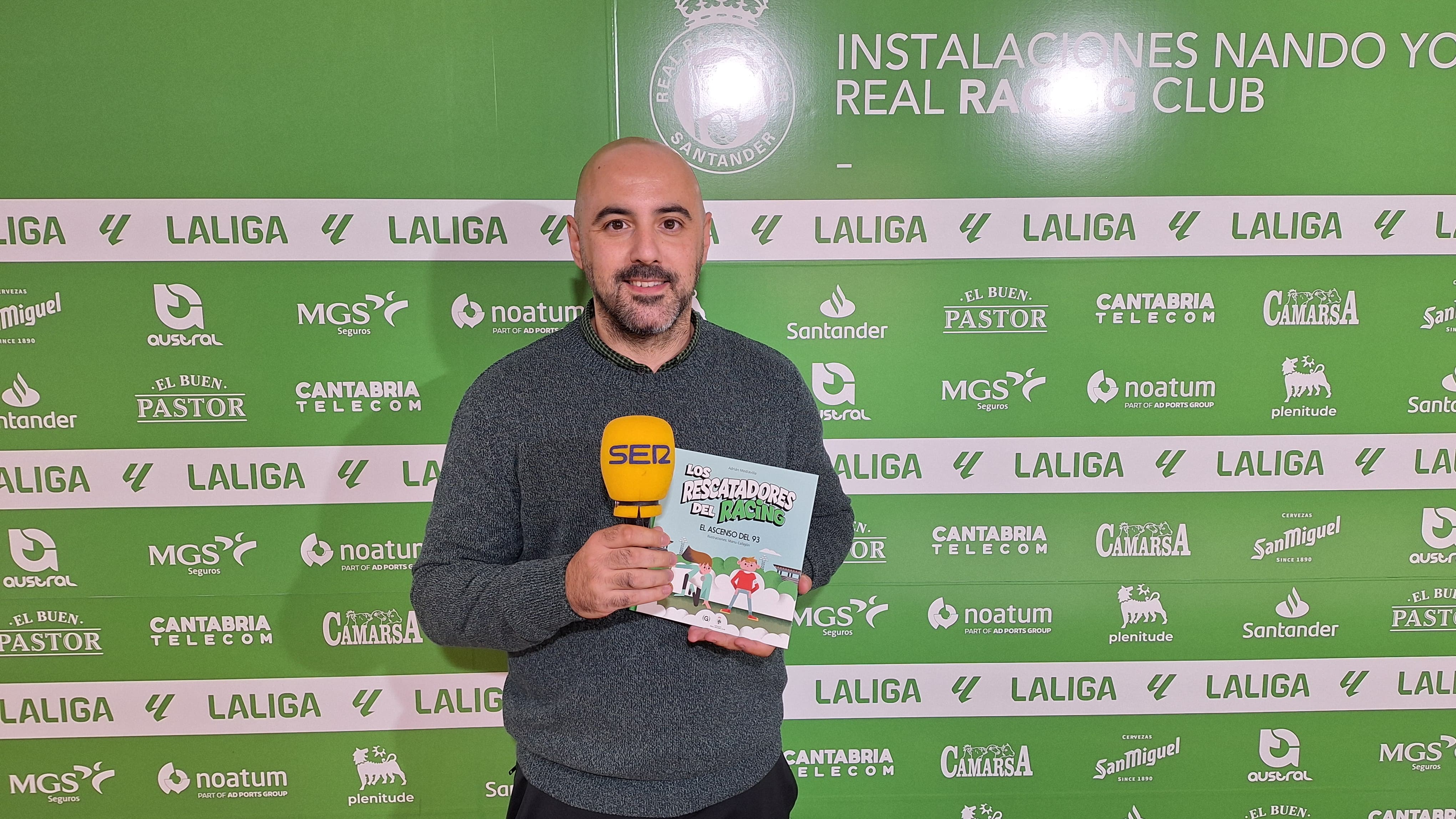 Adrián Mediavilla, con el libro &quot;El Ascenso del 93&quot;