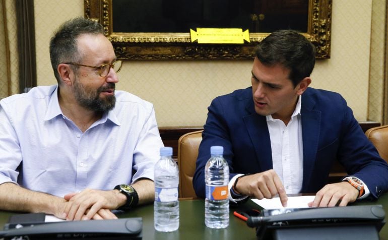 El presidente de Ciudadanos, Albert Rivera (d), junto al portavoz Juan Carlos Girauta (i), durante en la reunión de su grupo parlamentario en el Congreso de los Diputados