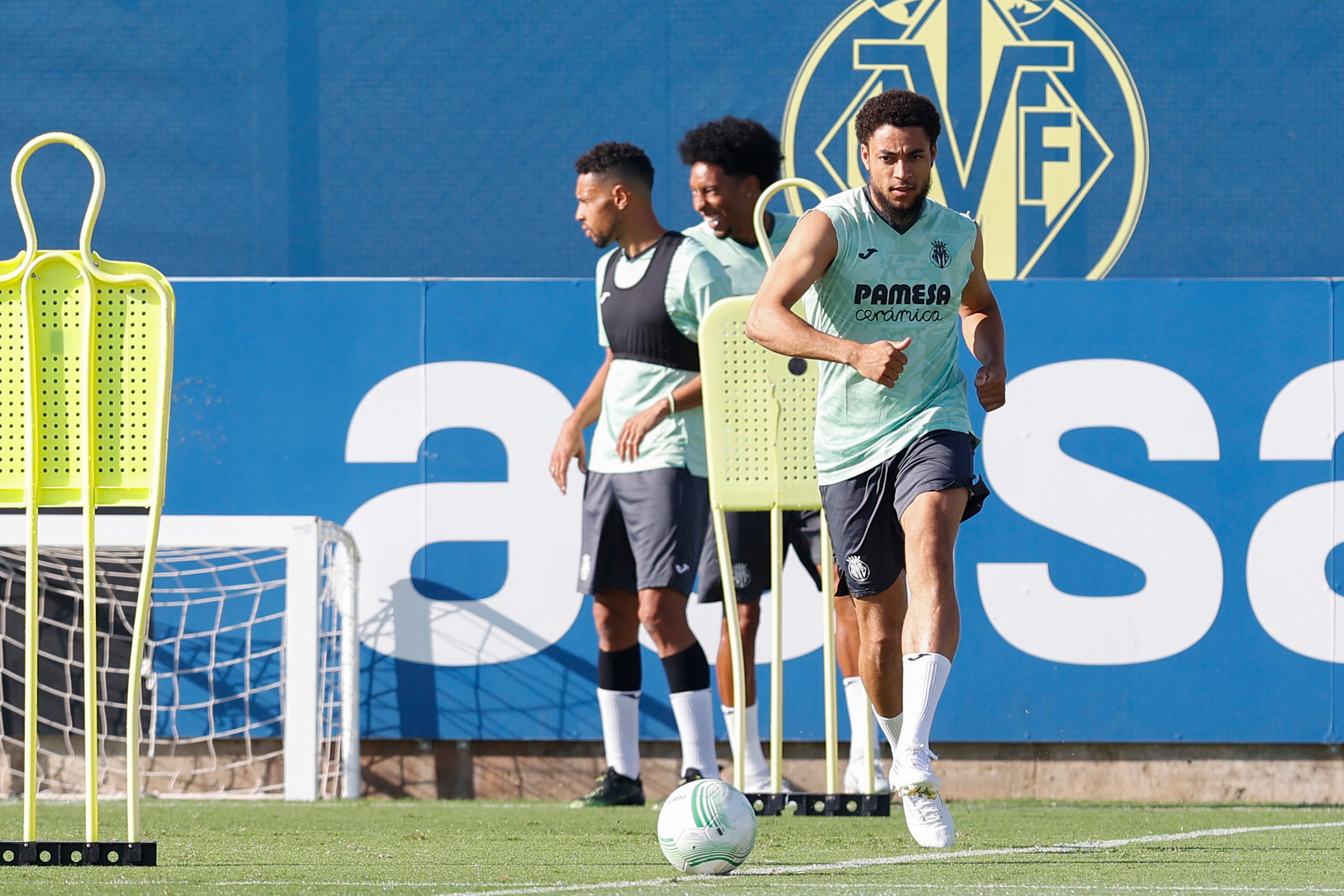 GRAFCVA8025 VILLARREAL (CASTELLÓN), 07/09/2022.- El Villarreal y el Lech Poznan polaco preparan el partido de la primera jornada del Grupo C de la Liga Conferencia que disputarán este jueves en el estadio Ciutat de València.En la imagen, Danjuma (d) durante la sesión previa al partido.EFE/ Domenech Castelló