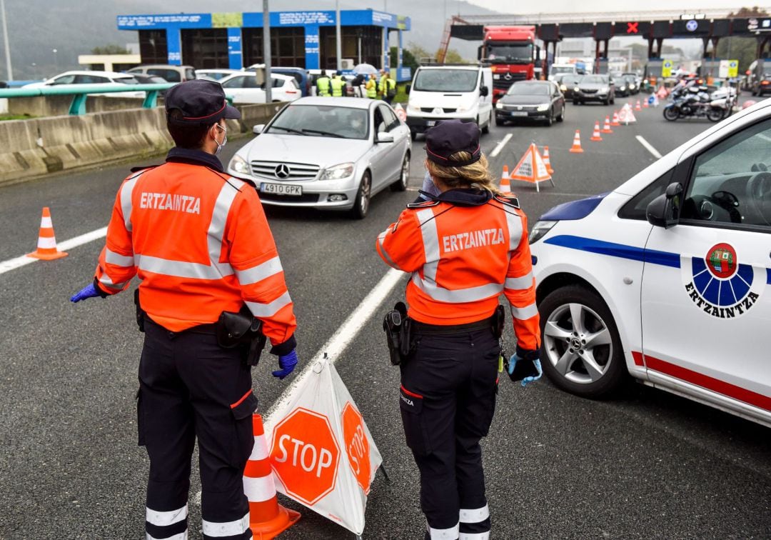 Agentes de la Ertzaintza despliegan un control de carretera en el peaje de Iurreta (Bizkaia), para velar por el cumplimiento de las restricciones de movilidad impuestas por el Gobierno Vasco. Imagen de archivo