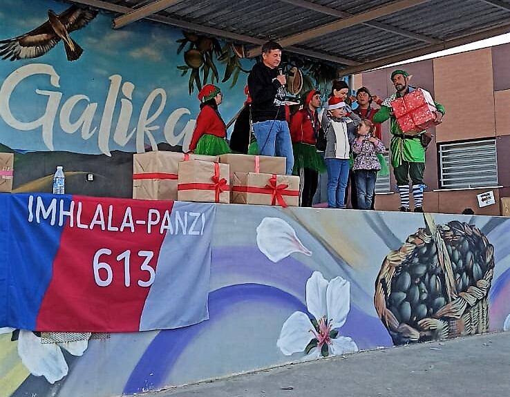 Envían un paquete con deseos de paz a la embajada de Ucrania, como alternativa solidaria al envío de paquetes bomba