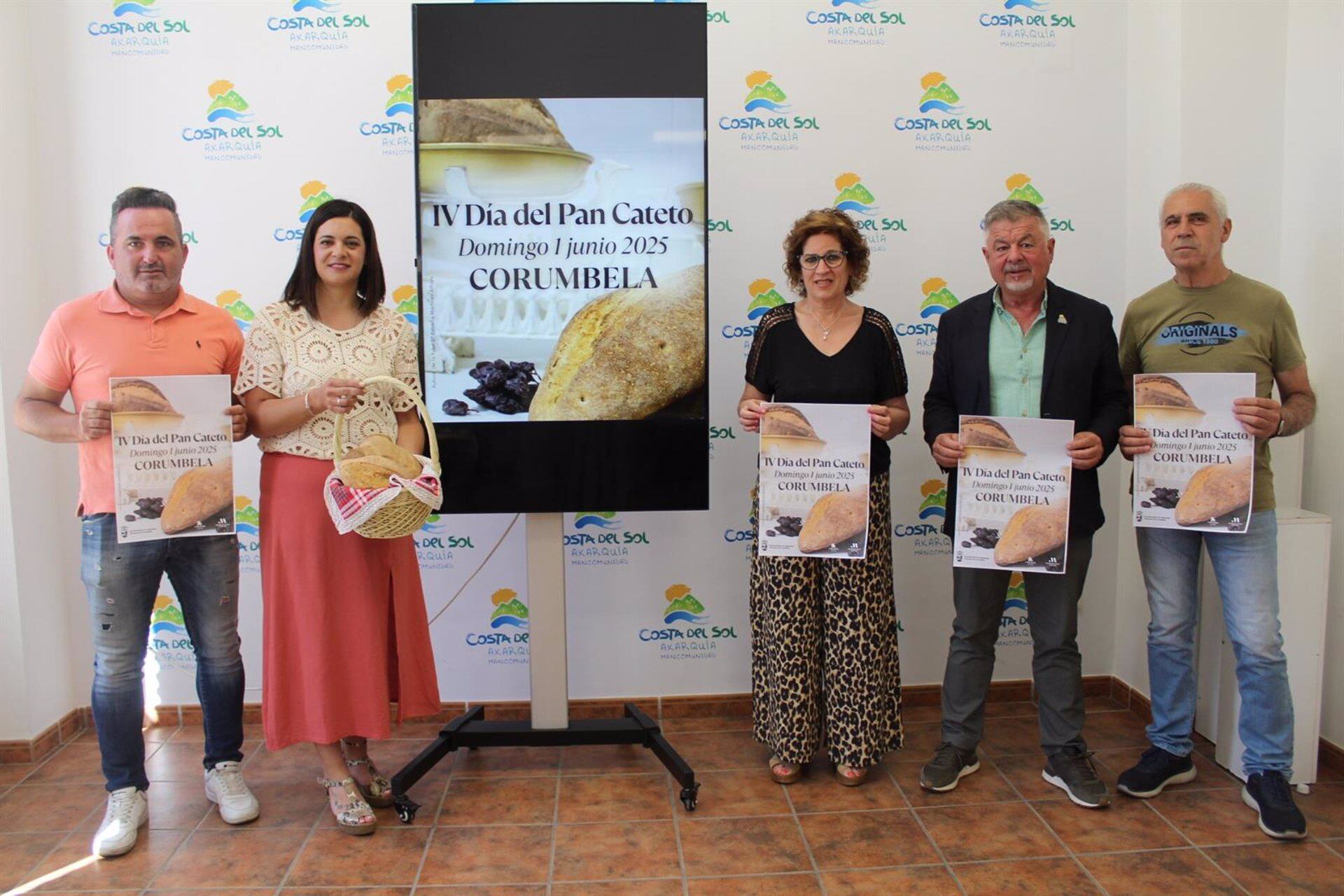 El presidente de la Mancomunidad Axarquía, Jorge Martín; la alcaldesa de Sayalonga, Sagrario Fernández; la teniente alcalde de Corumbela, Natividad Córdoba; el concejal de Turismo y Fiestas, Alessi Sánchez y Antonio Fenández