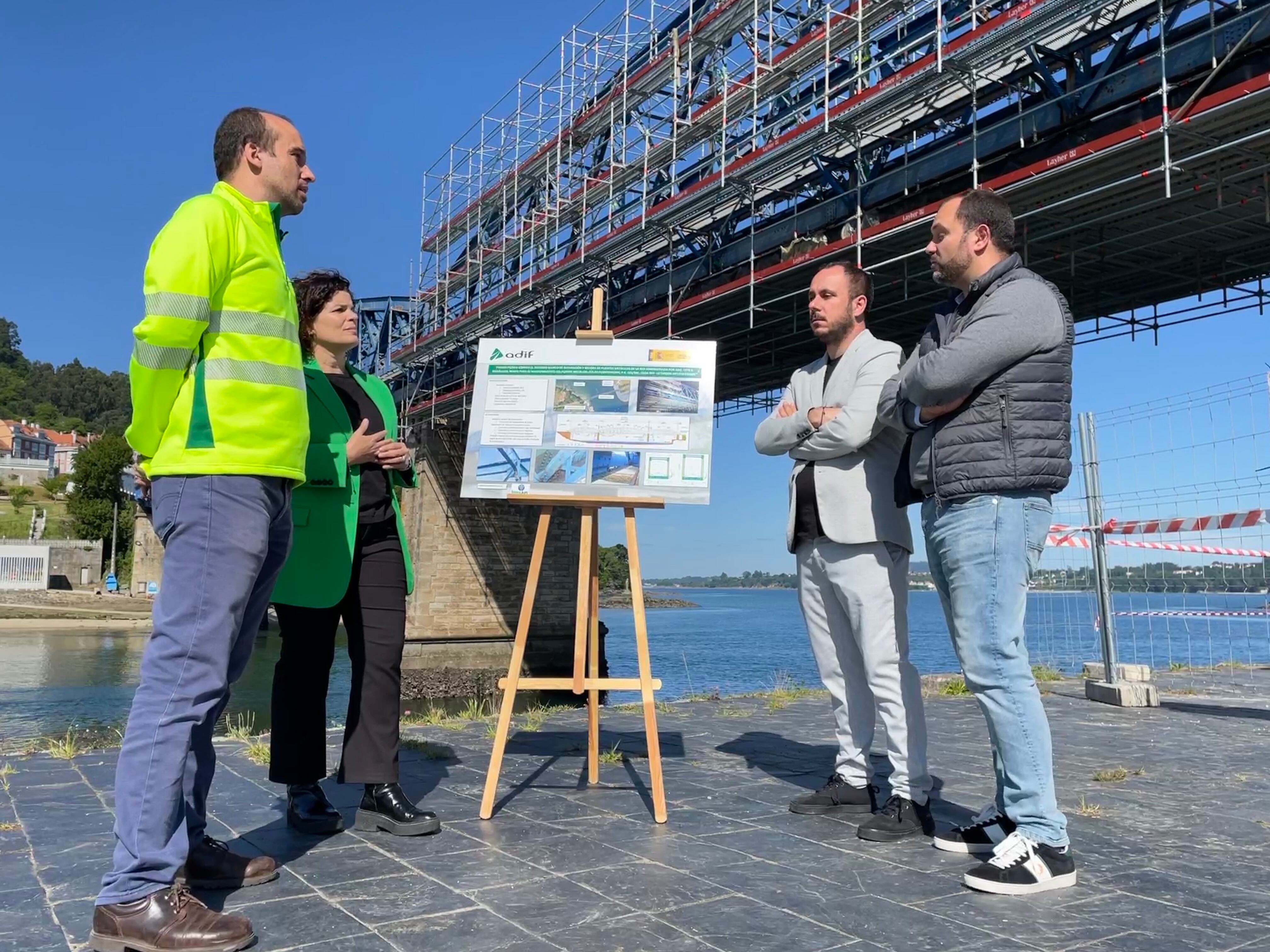 Visita de María Rivas al puente junto a alcaldes y personal de Adif