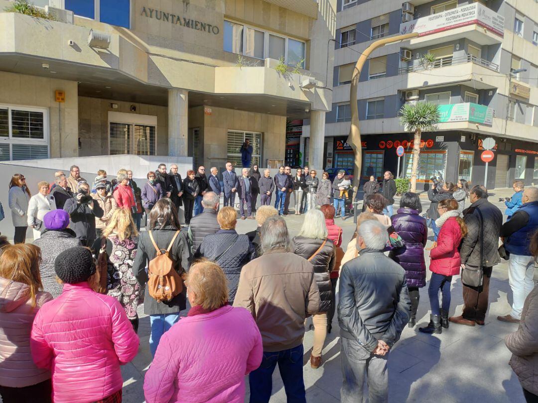 Concentración de repulsa en el Ayuntamiento de Torrevieja por el último caso de violencia de género 