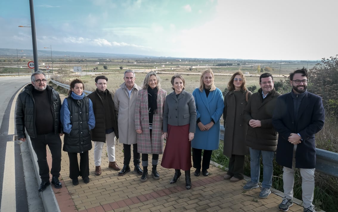 CALAHORRA (LA RIOJA), 24/11/2024.- La diputada popular Cuca Gamarra (c) posa para una foto de grupo en Calahorra durante su visita al polígono El Recuenco, donde va invertir el Gobierno de La Rioja para ponerlo en funcionamiento. EFE/Fernando Díaz
