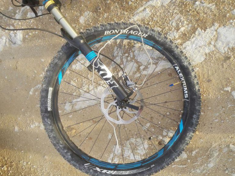 Rueda de la bicicleta con el alambre que provocó la caída