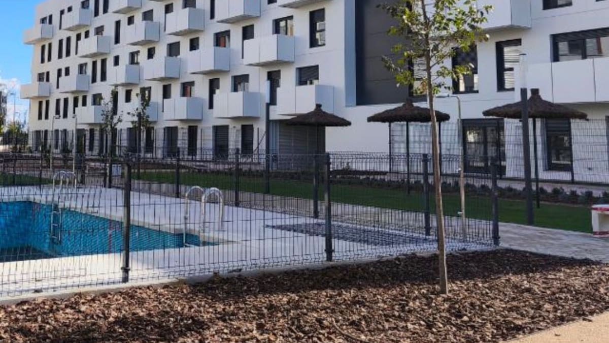 Miguel Ángel Bernal, vecino del edificio Bella Dorotea,3, del Plan Vive Los Molinos en Getafe, denuncia problemas con el agua caliente en Navidad.