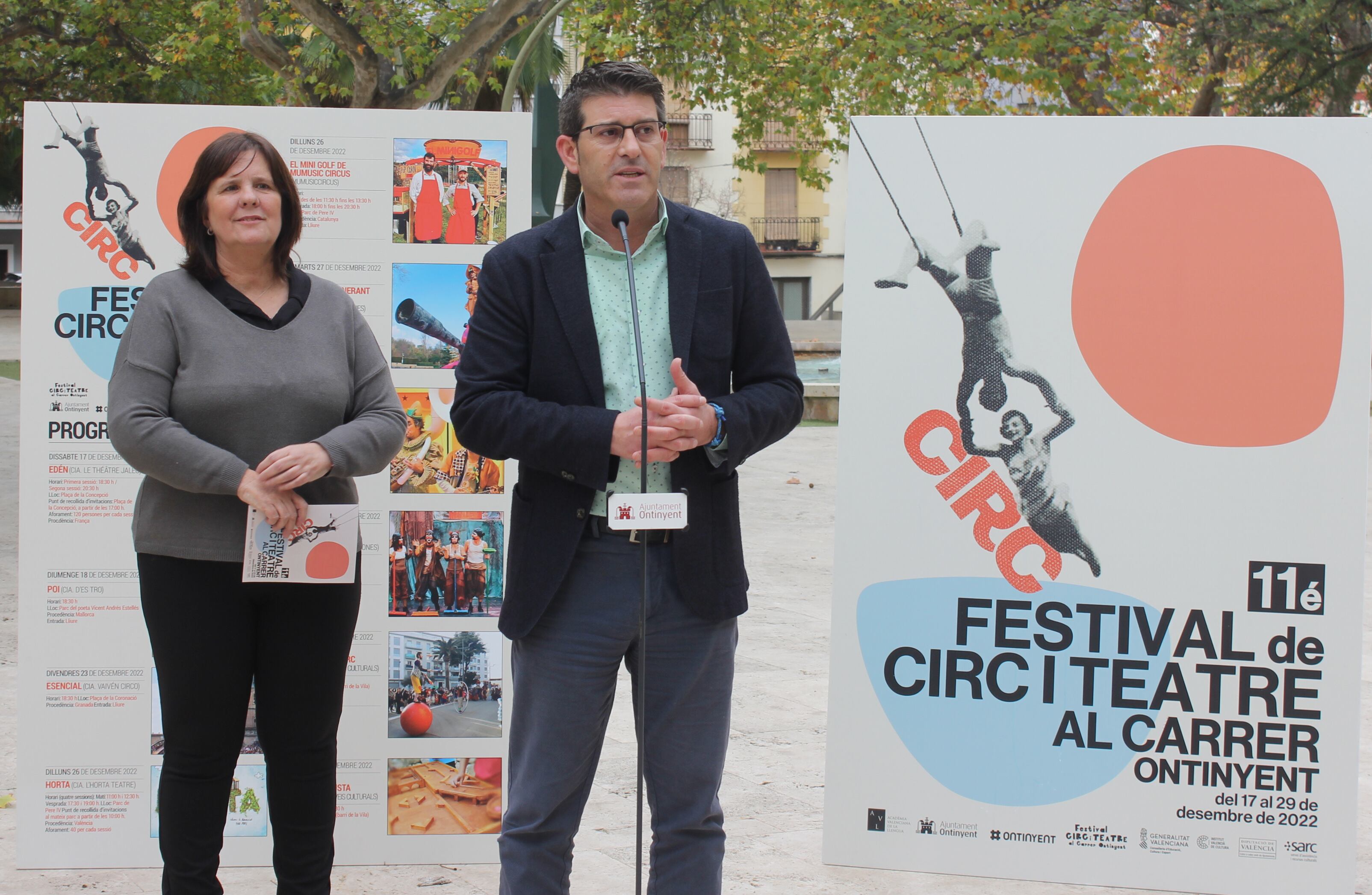 La regidora Sayo Gandia i l&#039;alcalde Jorge Rodríguez presentant l&#039;11è Festival de Circ i Teatre al carrer d&#039;Ontinyent.