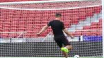 Simeone vio las nuevas porterías y no pudo evitar hacer su primer gol