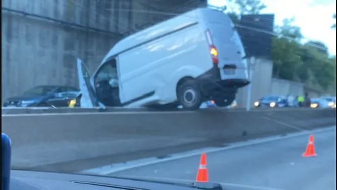 La furgoneta ha quedat enfilada a la mitjana