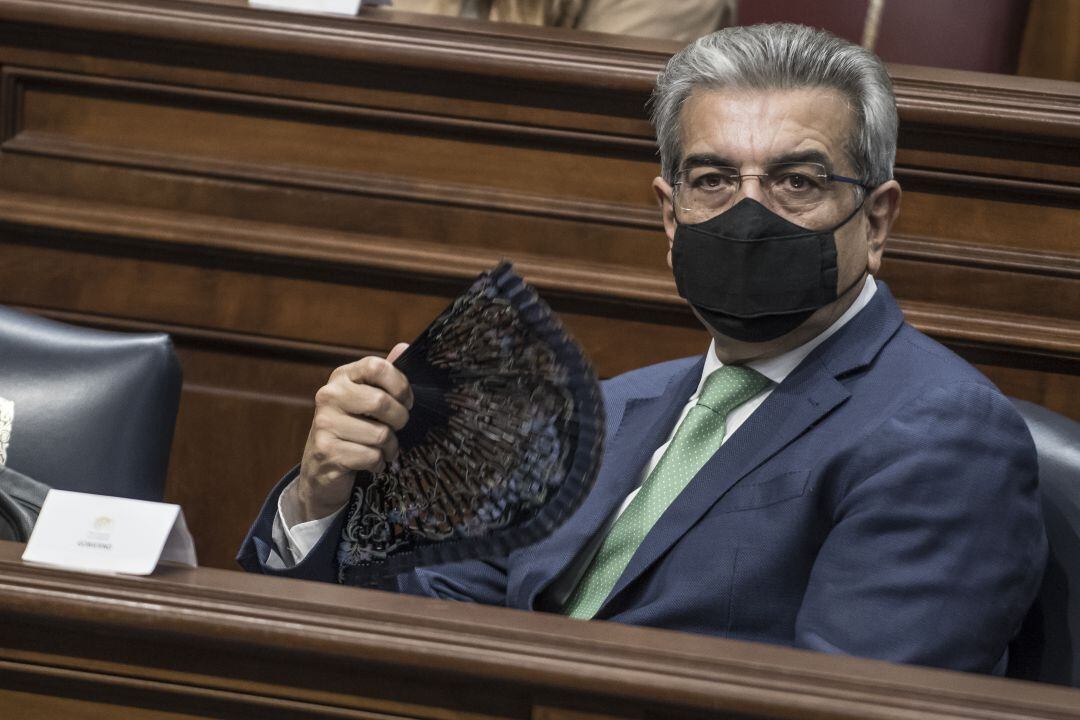 El vicepresidente del Gobierno y consejero de Haciendo fotografiado en el Parlamento de Canarias con su abanico por Rafael Avero, fotógrafo para El País desde el año 1988