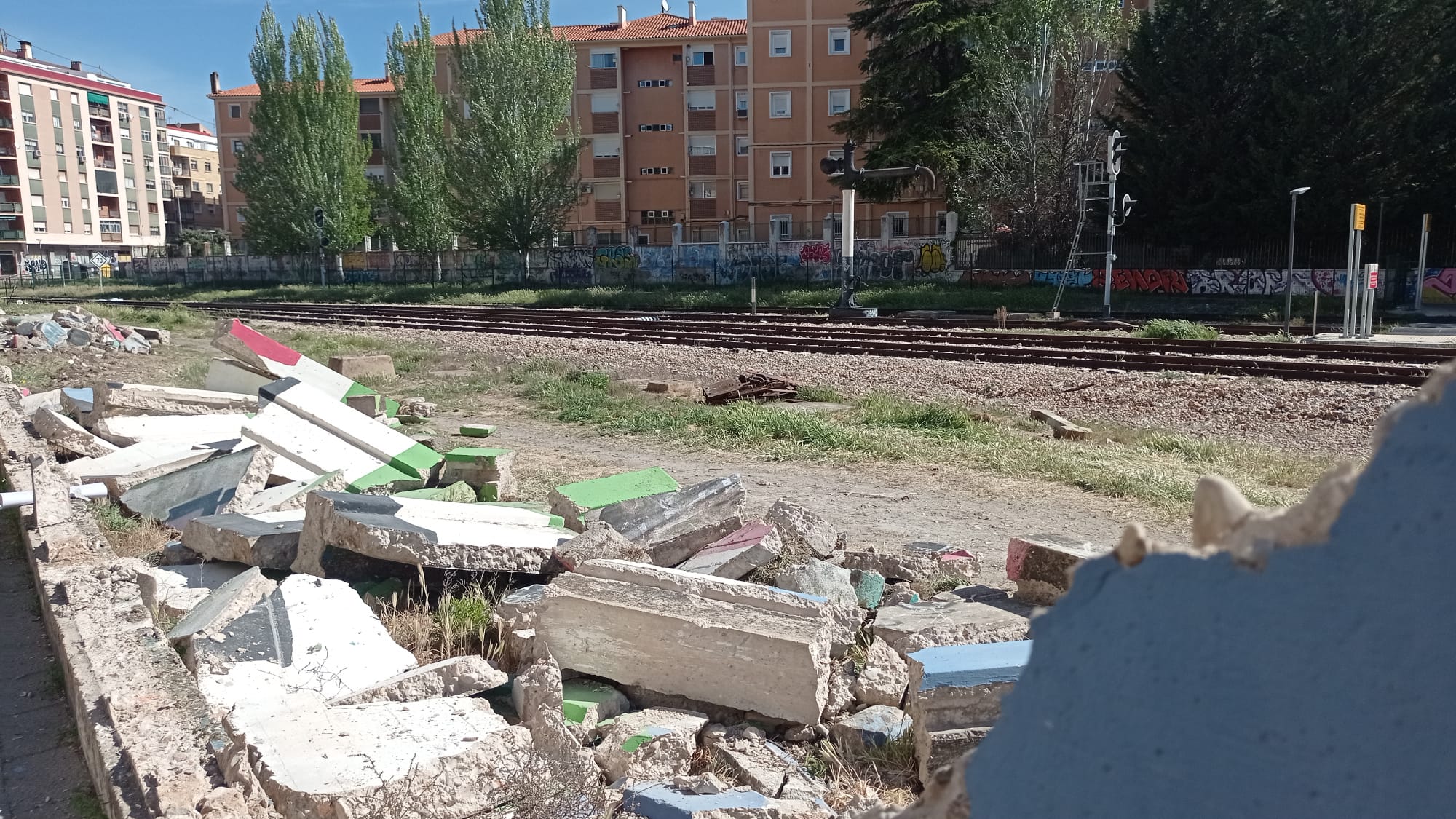 Obras de derribo del muro del paseo de San Antonio de Cuenca que delimita los terrenos de Adif.