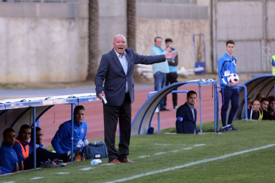 Andrés García Tébar, técnico del Xerez DFC, dirigiendo a sus jugadores durante un encuentro.