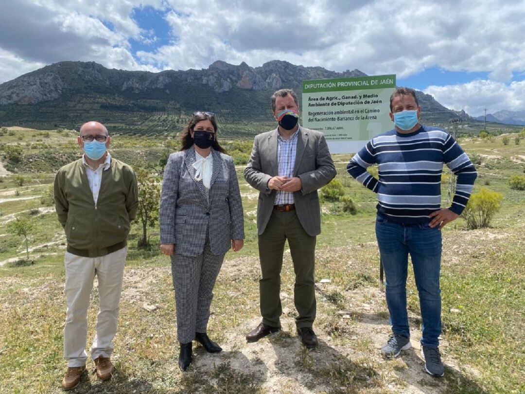 Momento de la visita del diputado de Agricultura y Medio Ambiente, Pedro Bruno, segundo a la derecha, acompañado de alcaldesa y concejales